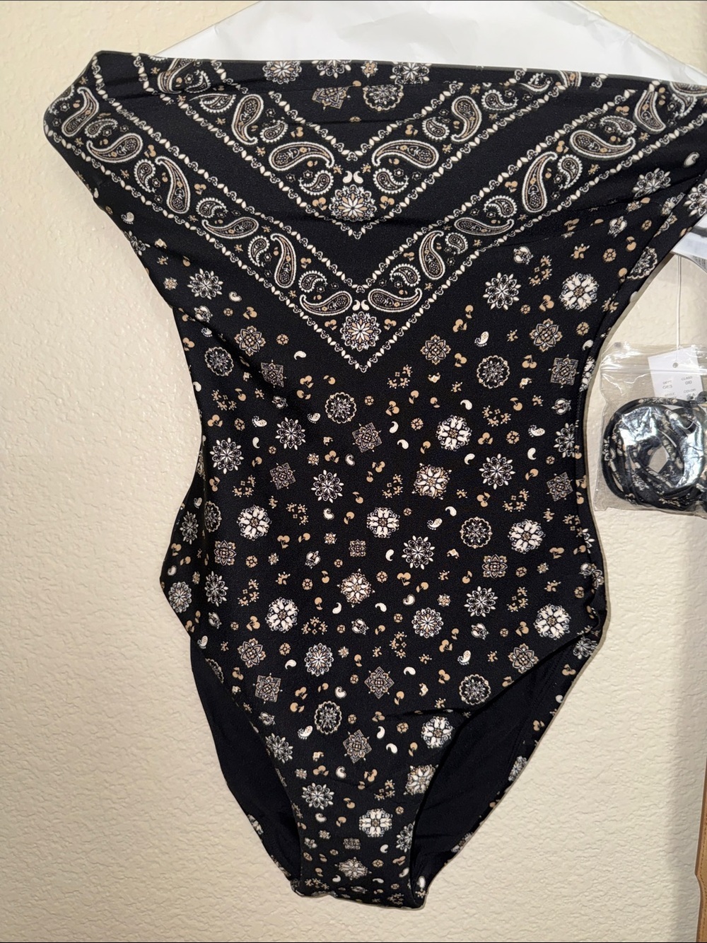 Gemma one-piece in bandana-print Classic Sculpt™ - Picture 4 of 5